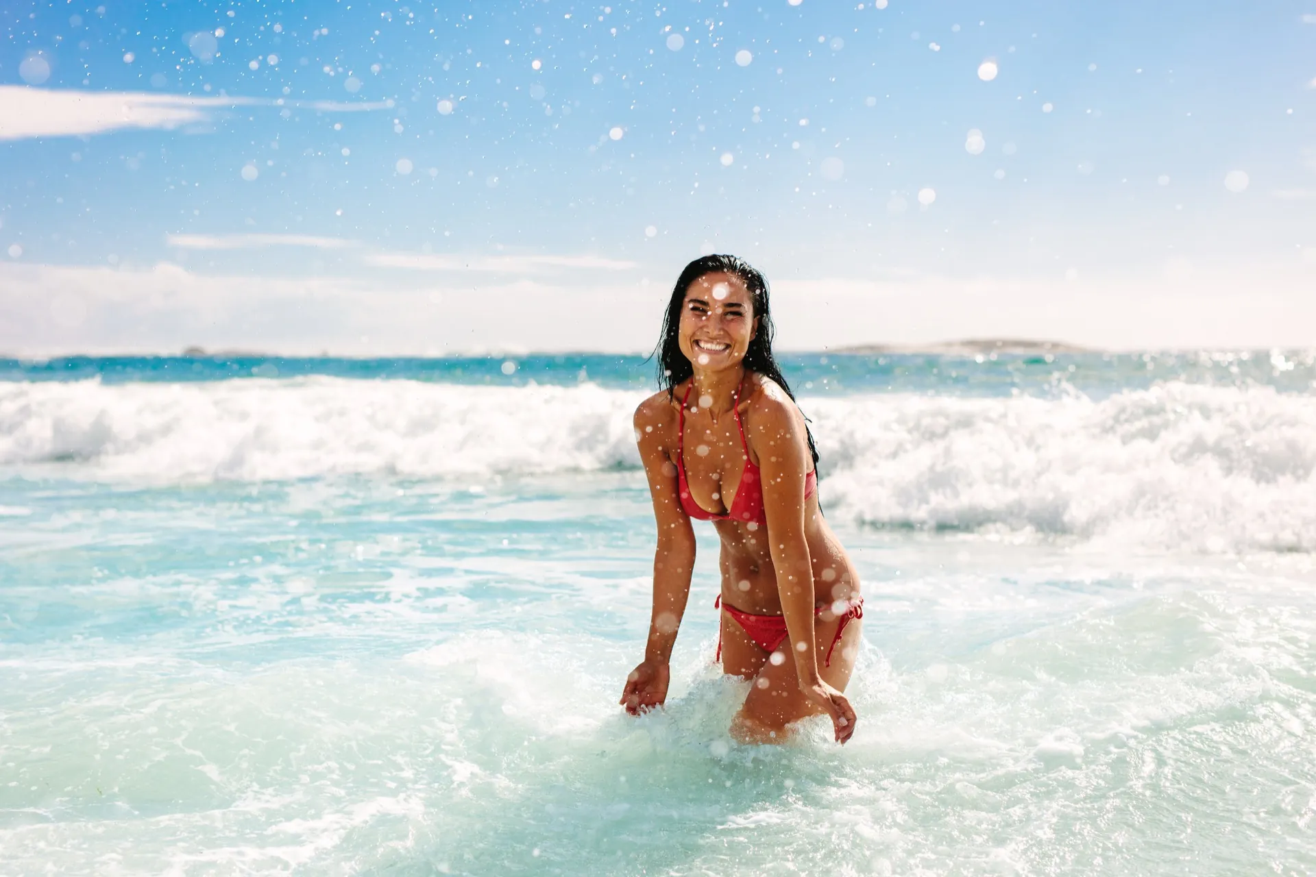 Woman at the beach representing the Miami lifestyle and Melanotan II tanning peptide at Rewind Anti-Aging